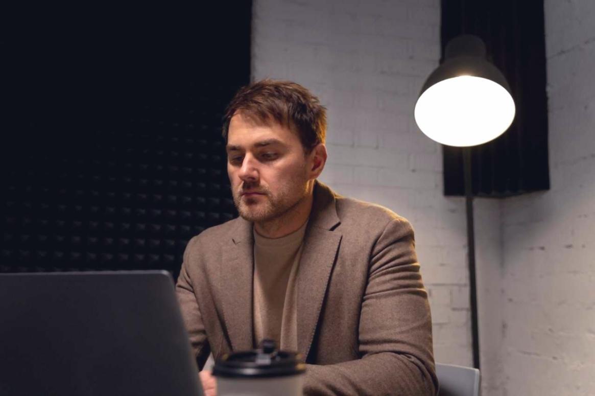 Uczestnicy szkolenia biznesowego pracujący nad analizą rentowności