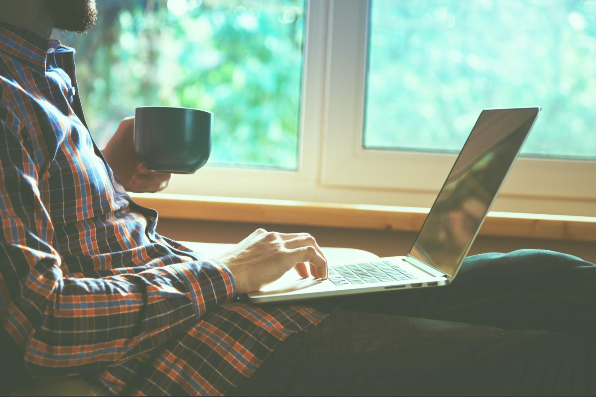 Studenci analizujący dane finansowe na platformie edukacyjnej Miqwenk.cyou